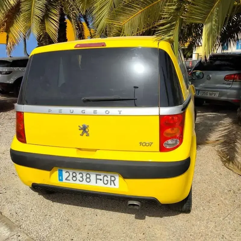 Usado Peugeot 1007 69 CV (50 kW) 2006 Amarillo Monovolumen