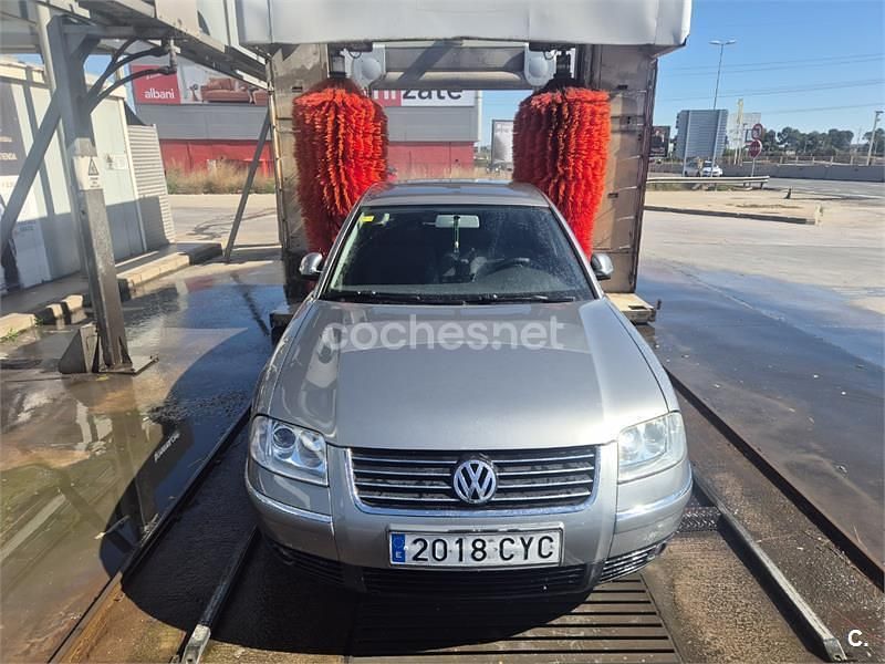 Usado VW Passat Highline 130 CV (95 kW) 2004 Gris / plata Berlina