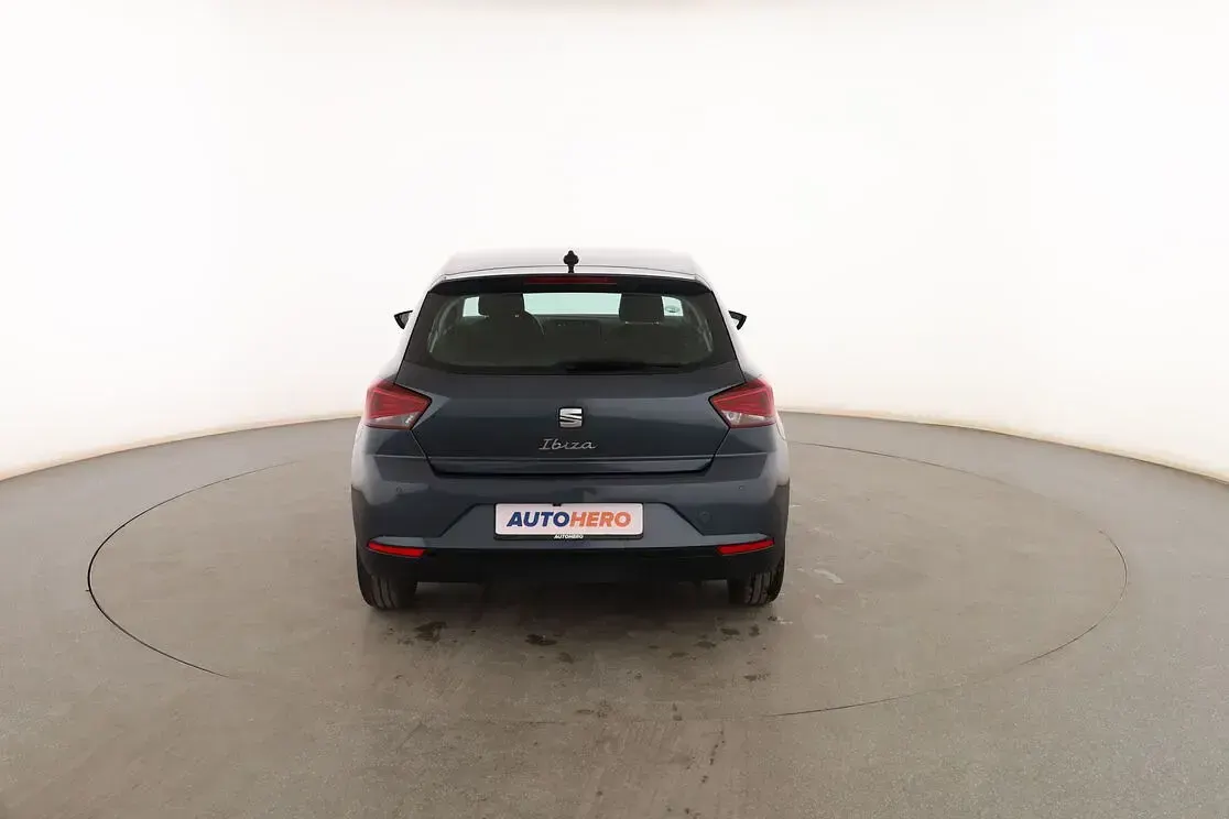 Usado Seat Ibiza Style 80 CV (58 kW) 2023 Gris Utilitario