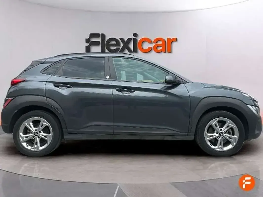 Usado Hyundai Kona 120 CV (88 kW) 2022 Gris SUV