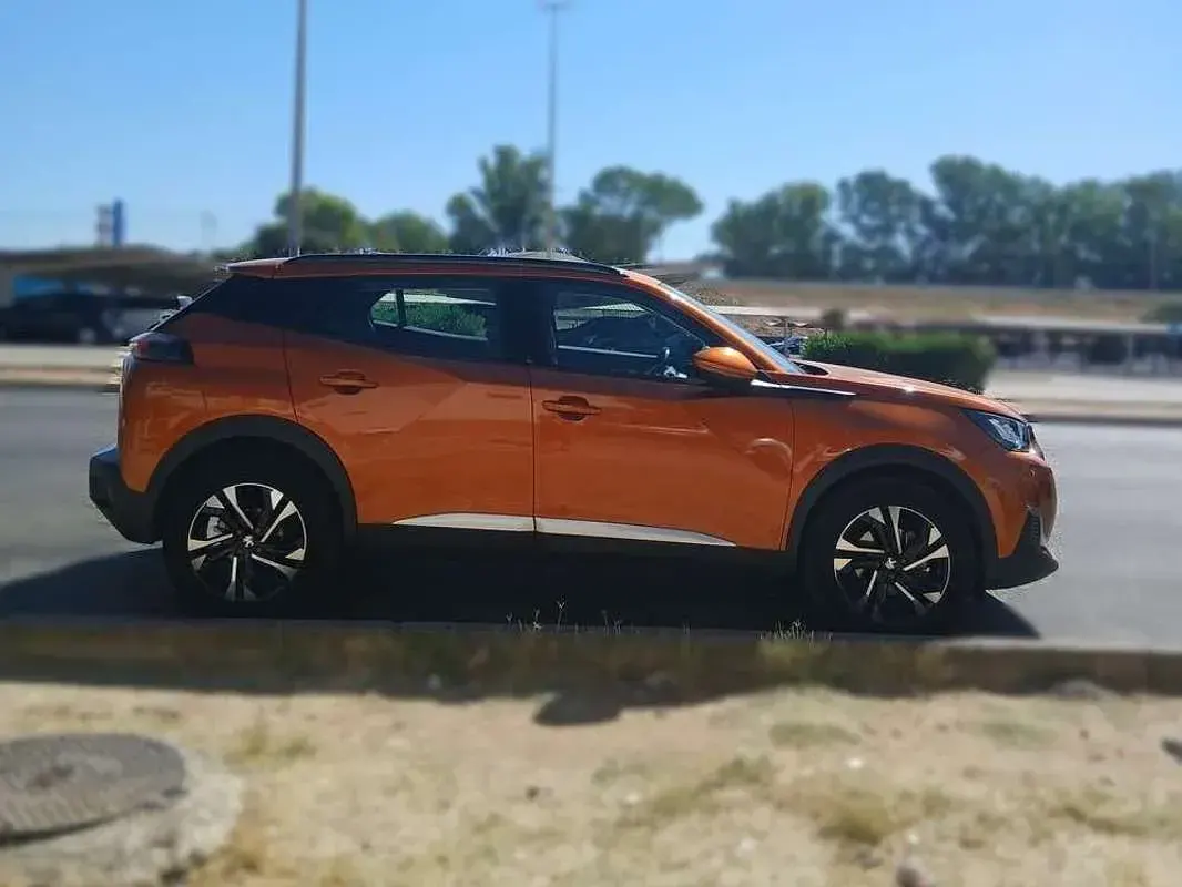 Usado Peugeot 2008 Allure 102 CV (75 kW) 2020 Naranja SUV