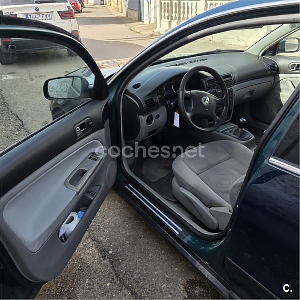Usado VW Passat Advance 130 CV (95 kW) 2002 Verde Familiar