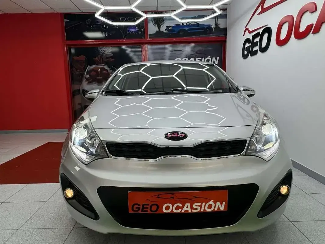 Usado Kia Rio 86 CV (63 kW) 2011 Gris Utilitario