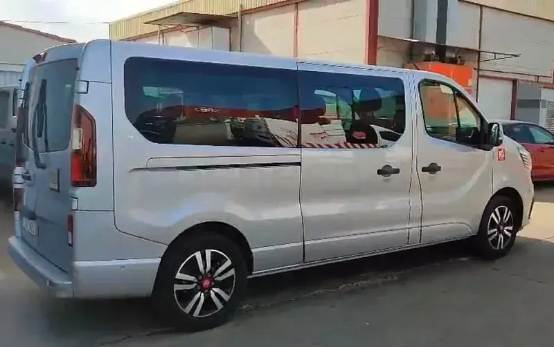 Usado Renault Trafic Equilibre 150 CV (110 kW) 2025 Gris / plata Monovolumen