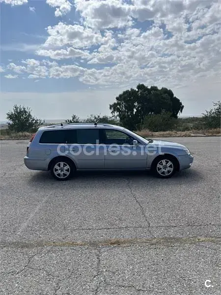 Usado Ford Mondeo Ghia 130 CV (95 kW) 2004 Gris / plata Familiar