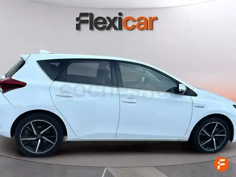 Usado Toyota Auris Hybrid 136 CV (100 kW) 2018 Blanco Berlina