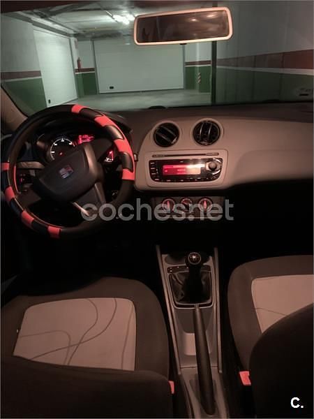Usado Seat Ibiza Reference 75 CV (55 kW) 2012 Rojo Berlina