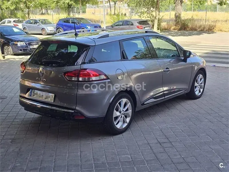 Usado Renault Clio LIMITED 90 CV (66 kW) 2016 Gris / plata Familiar