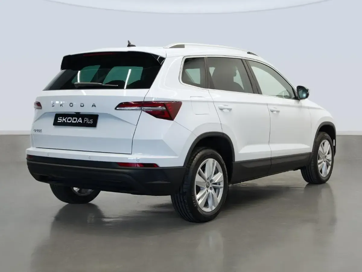 Usado Skoda Karoq Selection 150 CV (110 kW) 2025 Blanco SUV