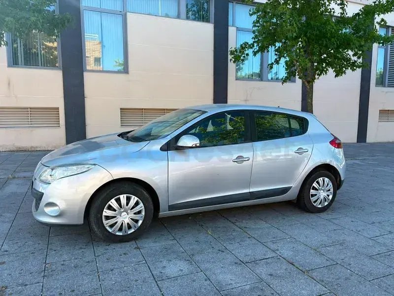 Usado Renault Mégane Expression 105 CV (77 kW) 2009 Gris / plata Berlina