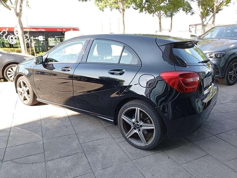 Usado Mercedes A180 Urban 109 CV (80 kW) 2013 Negro Utilitario