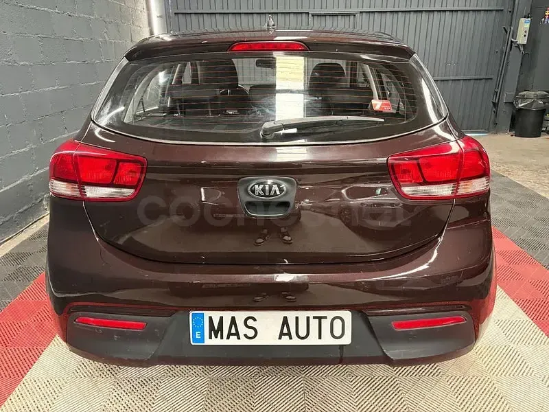 Usado Kia Rio 77 CV (56 kW) 2017 Marrón Berlina