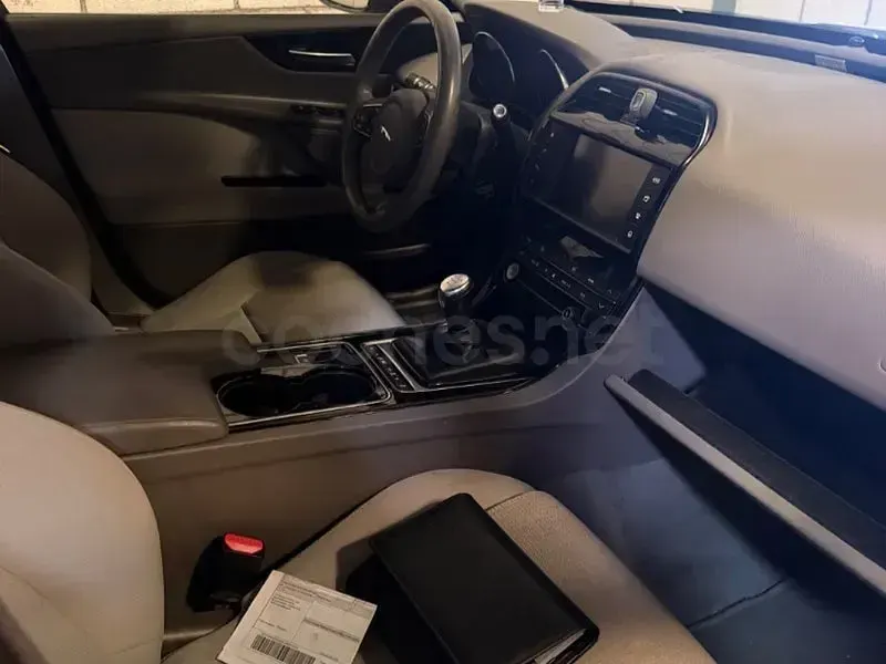 Usado Jaguar XE Prestige 180 CV (132 kW) 2017 Negro Berlina