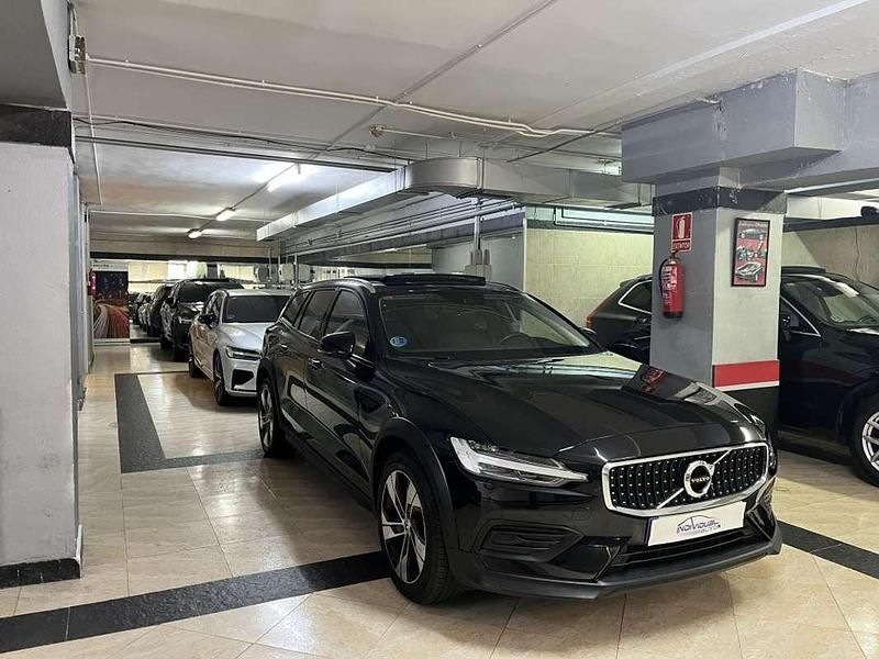 Negro Usado 2021 Volvo V60 CC Pro Familiar | 31.990 € (Caro) - Imagen 1/4