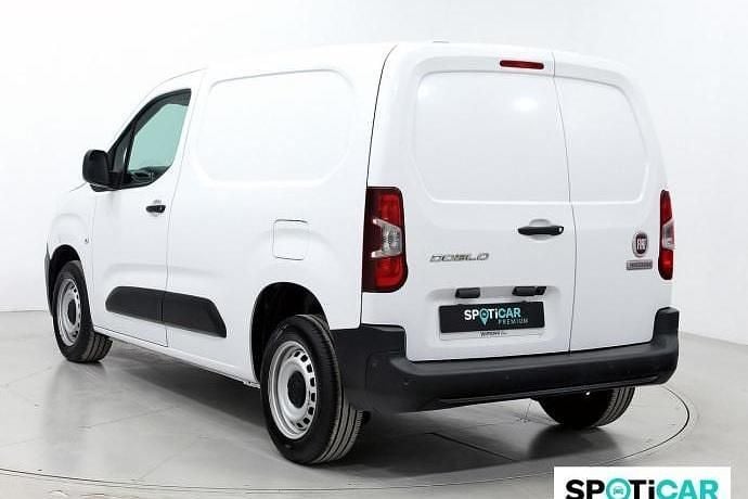 Usado Fiat Doblò 110 CV (80 kW) 2024 Blanco Monovolumen