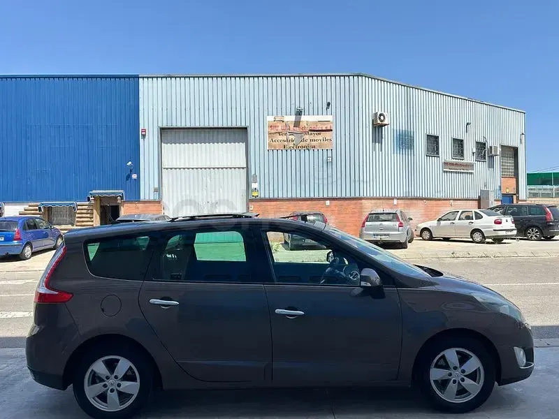 Usado Renault Grand Scénic Dynamique 130 CV (95 kW) 2010 Marrón Monovolumen