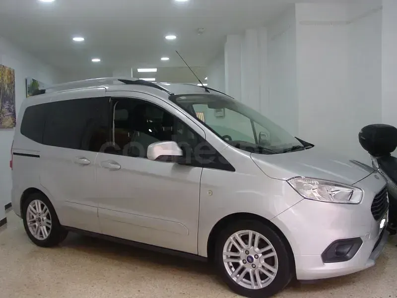 Usado Ford Tourneo Courier Titanium 100 CV (73 kW) 2019 Gris / plata Monovolumen