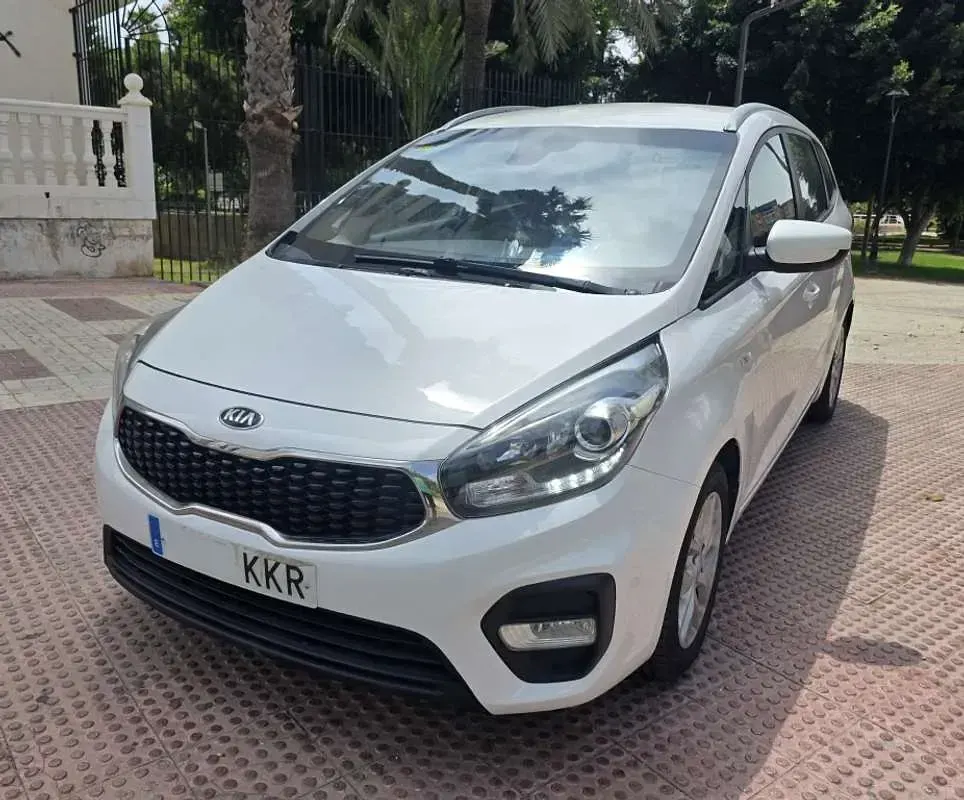 Usado Kia Carens 116 CV (85 kW) 2018 Blanco Monovolumen