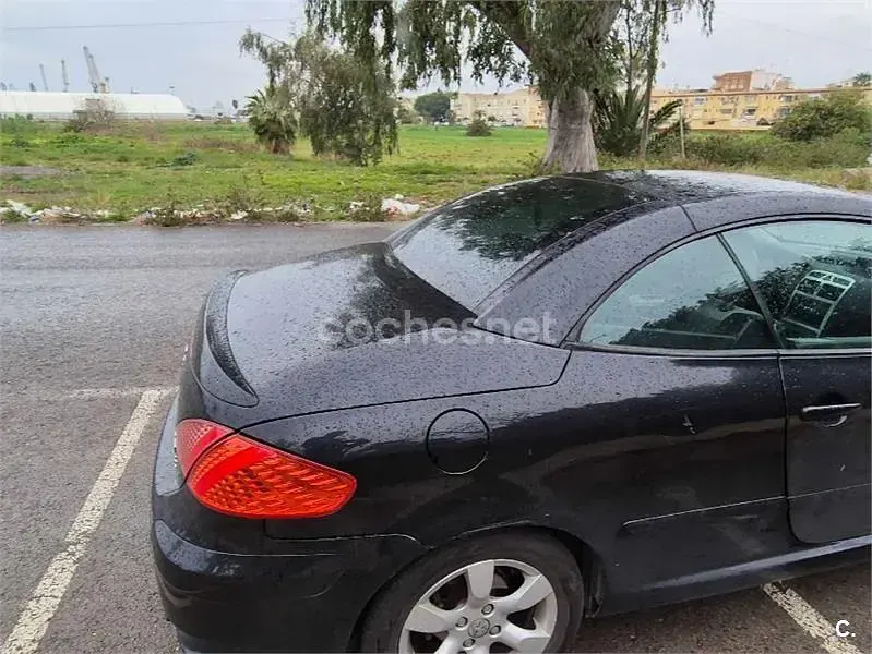 Usado Peugeot 307 CC 110 CV (80 kW) 2005 Negro Descapotable