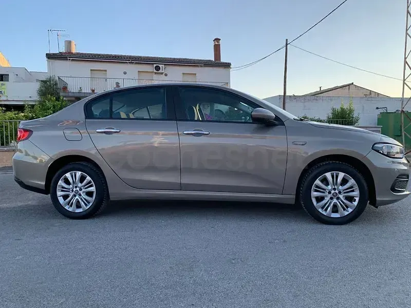 Usado Fiat Tipo Lounge 95 CV (69 kW) 2017 Marrón Berlina