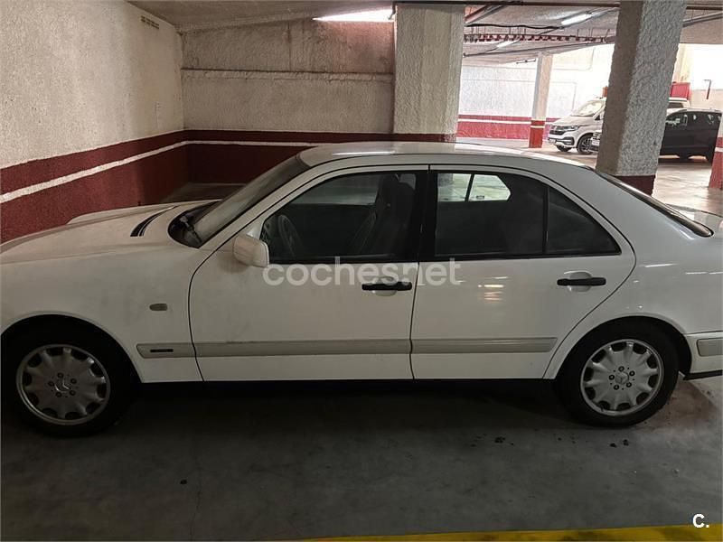 Usado Mercedes E300 Elegance 177 CV (130 kW) 1998 Blanco Berlina