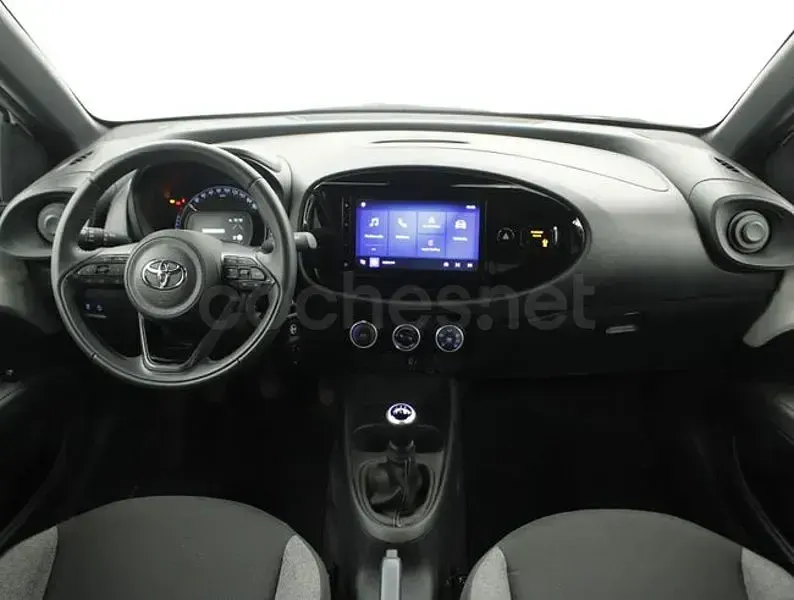 Usado Toyota Aygo X Play 72 CV (52 kW) 2025 Blanco SUV