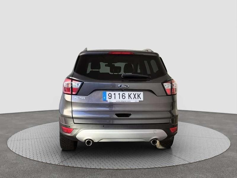 Usado Ford Kuga Trend 150 CV (110 kW) 2019 Gris / plata SUV