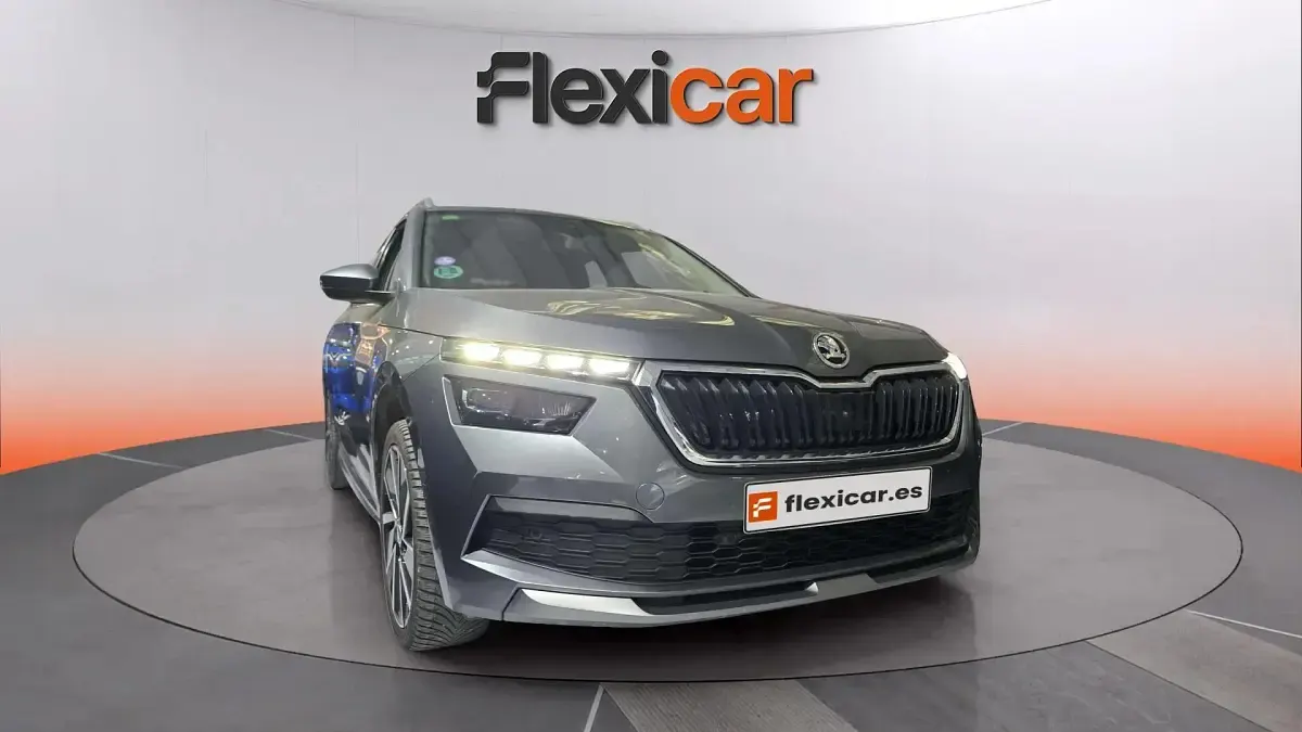 Usado Skoda Kamiq Sport 110 CV (80 kW) 2022 Gris SUV