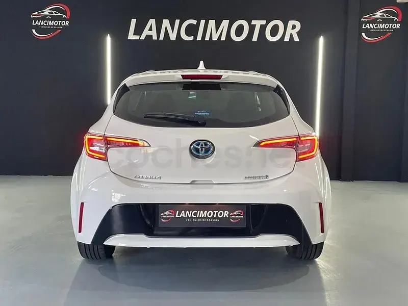 Käytetty Toyota Corolla Style 122 HP (89 kW) 2021 Valkoinen Sedan