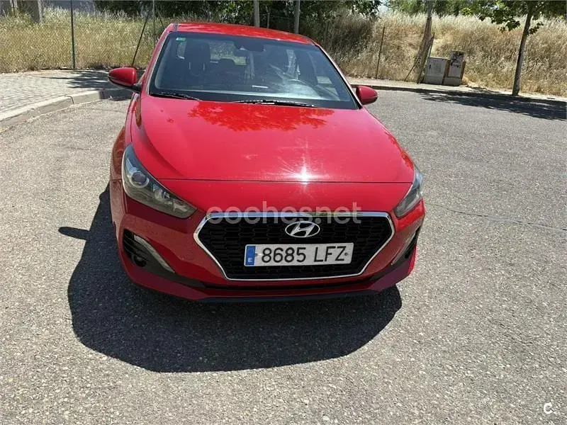 Usado Hyundai i30 120 CV (88 kW) 2020 Rojo Berlina