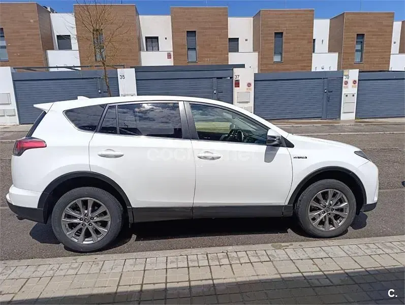Usado Toyota RAV4 Hybrid Executive 197 CV (144 kW) 2016 Blanco SUV