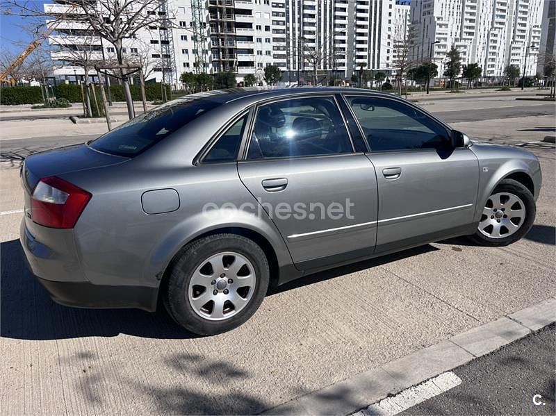 Usado Audi A4 130 CV (95 kW) 2002 Gris / plata Berlina