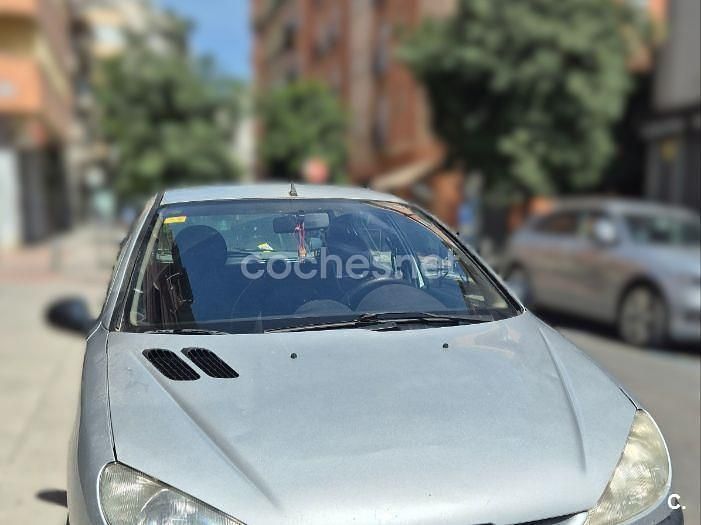 Gris / plata Usado 2001 Peugeot 206 Berlina | 2500 € (Precio justo) - Imagen 1/4