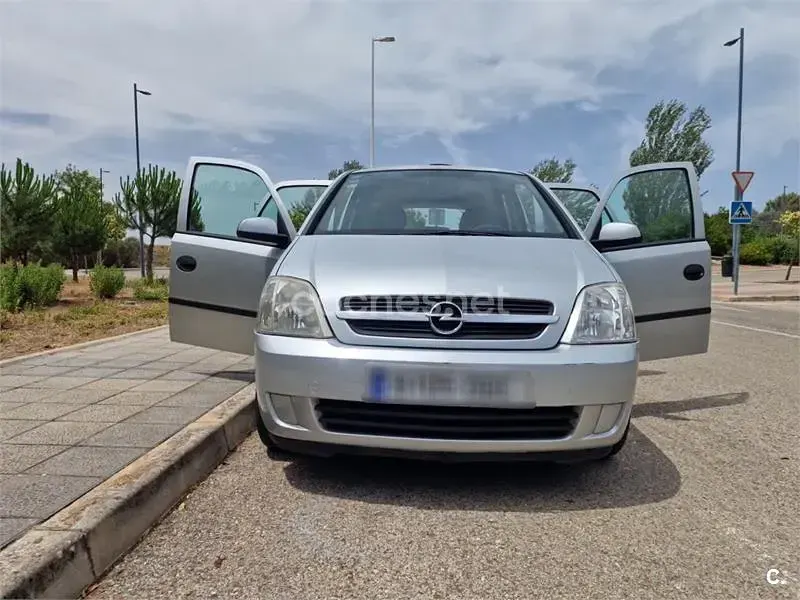 Usado Opel Meriva Enjoy 100 CV (73 kW) 2004 Gris / plata Monovolumen
