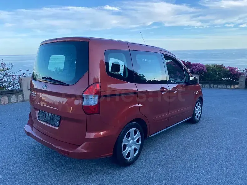 Usado Ford Tourneo Courier Trend 95 CV (69 kW) 2016 Granate Monovolumen
