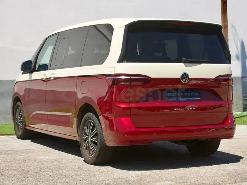 Usado VW Multivan Life 204 CV (150 kW) 2022 Rojo Monovolumen