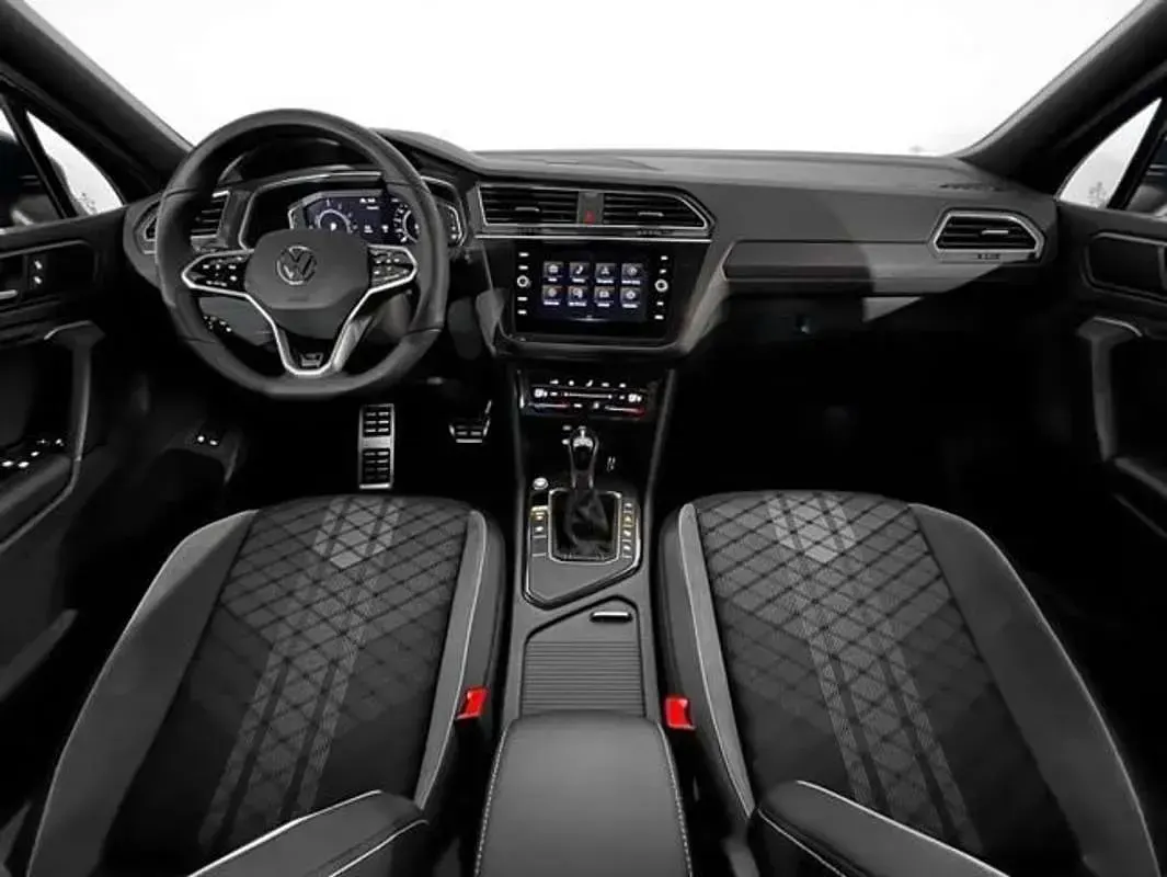 Usado VW Tiguan R-line 204 CV (150 kW) 2025 Plateado SUV