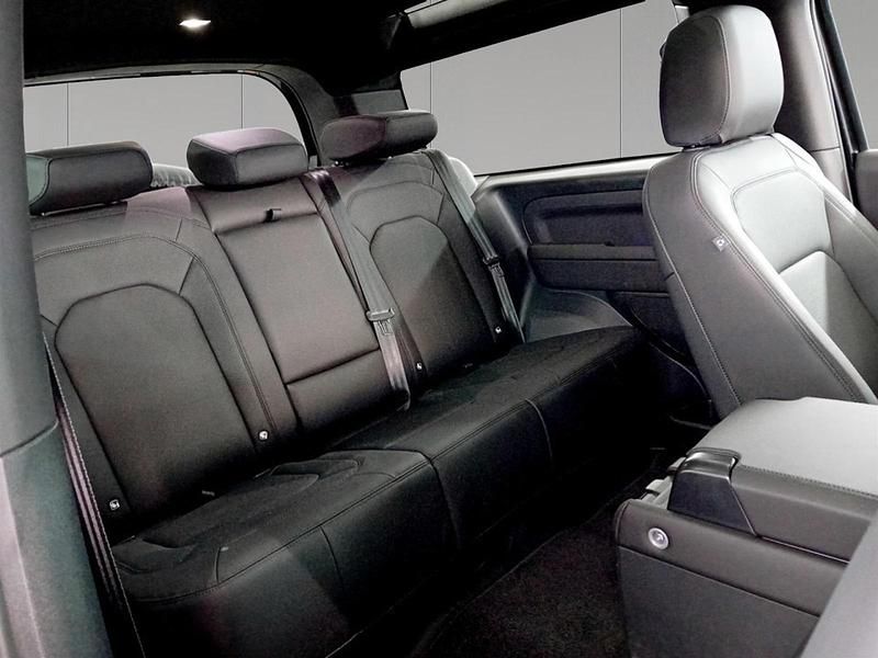 Usado Land Rover Defender SE Dynamic 249 HP (183 kW) 2025 Preto