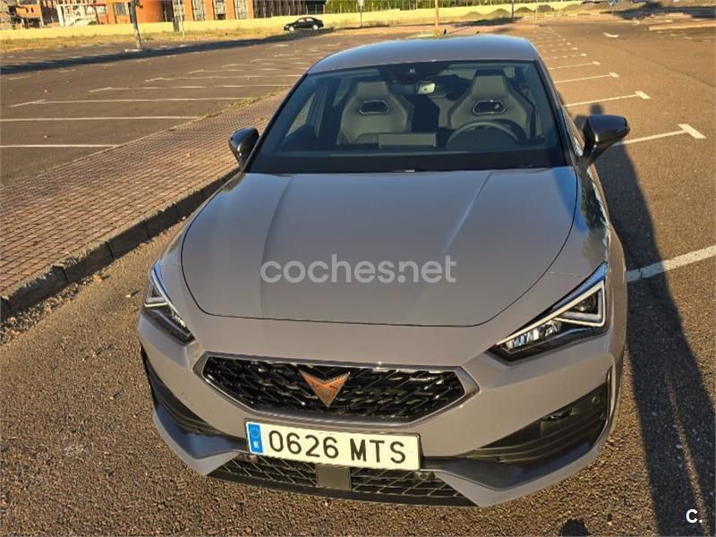 Gris / plata Nuevo 2024 Cupra Leon VZ Berlina | 32.000 € (Precio justo) - Imagen 1/4