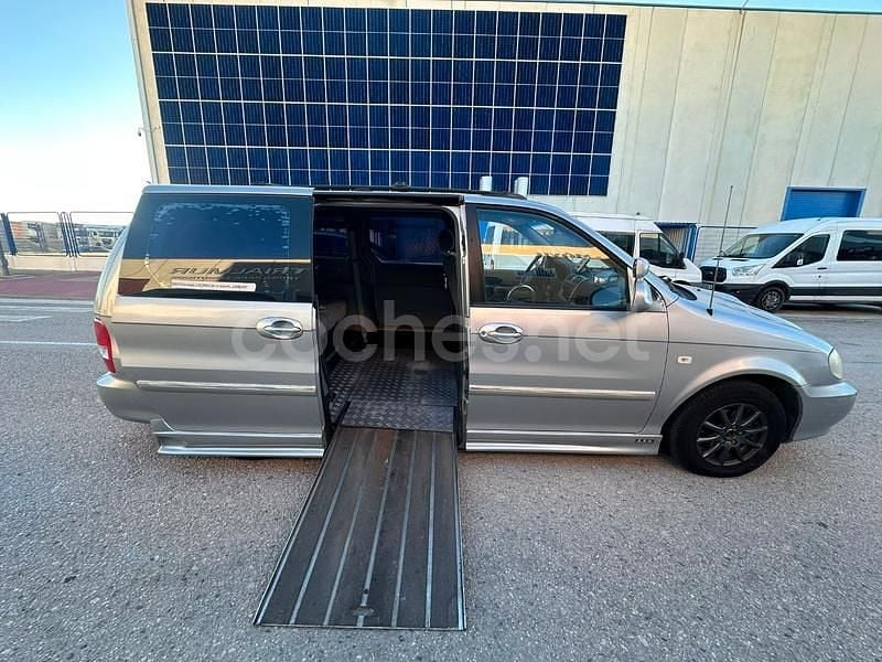 Usado Kia Carnival EX 144 CV (105 kW) 2004 Gris / plata Monovolumen