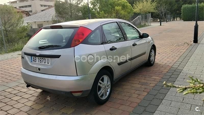 Usado Ford Focus Ambiente 100 CV (73 kW) 2000 Gris / plata Familiar