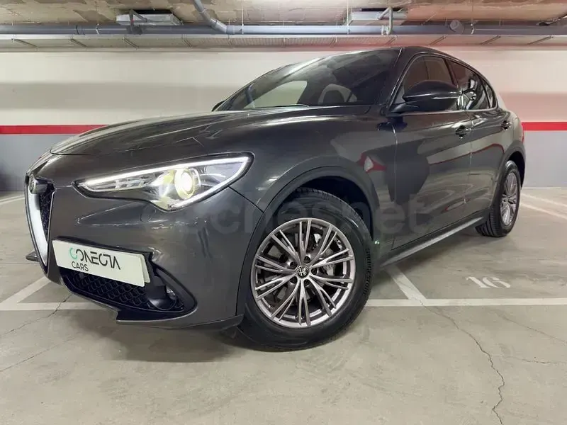 Usado Alfa Romeo Stelvio Super 160 CV (117 kW) 2022 Gris / plata SUV