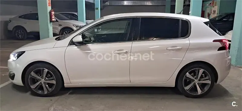 Usado Peugeot 308 Allure 110 CV (80 kW) 2015 Blanco Berlina