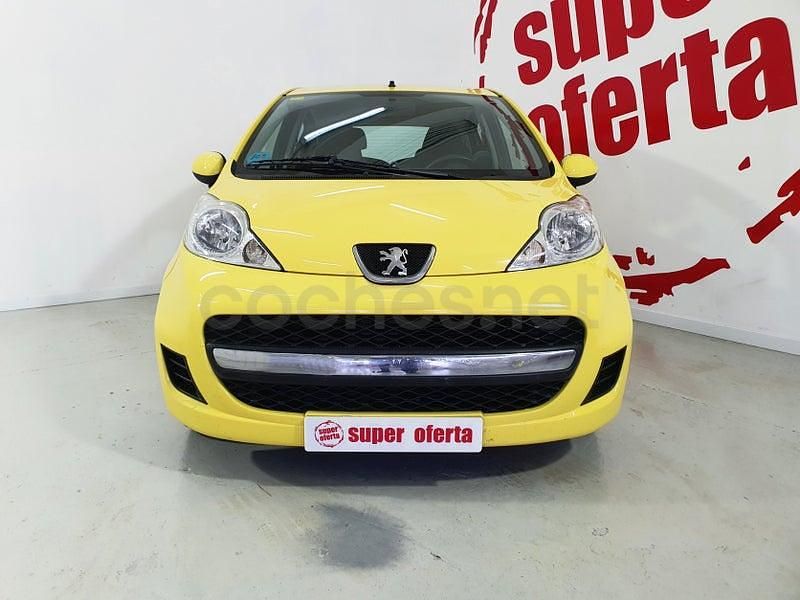 Usado Peugeot 107 68 CV (50 kW) 2010 Amarillo Utilitario