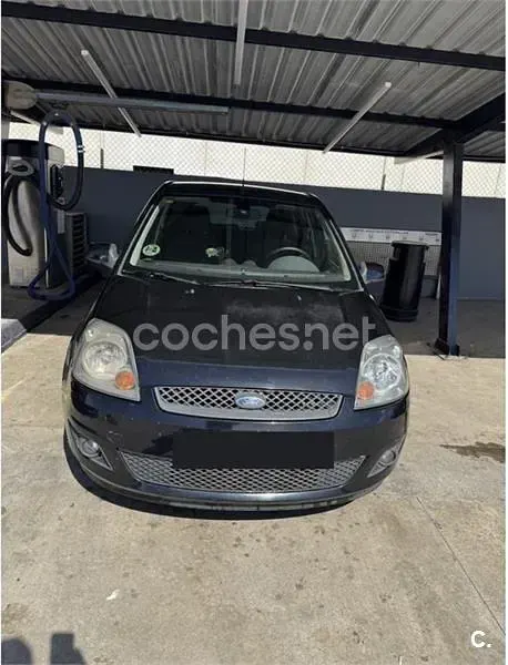 Usado Ford Fiesta Ambiente 68 CV (50 kW) 2007 Negro Utilitario