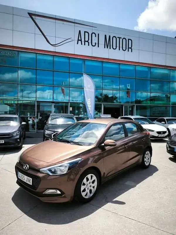 Käytetty Hyundai i20 75 HP (55 kW) 2017 Ruskea Viistoperä