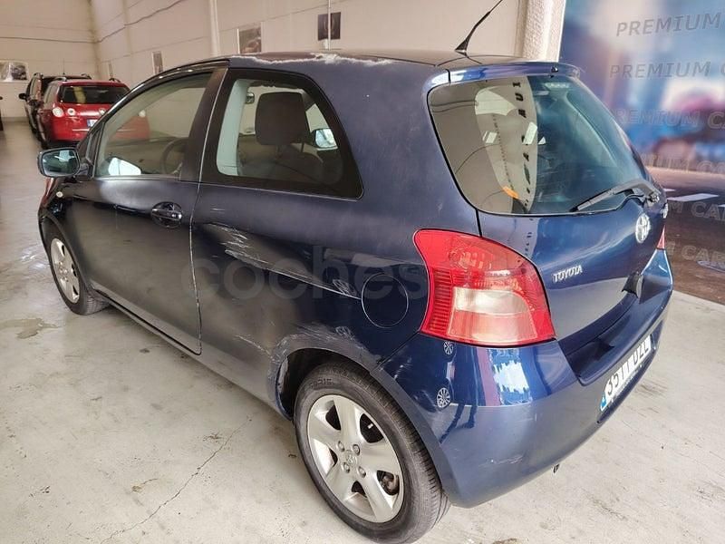 Usado Toyota Yaris Luna 87 CV (63 kW) 2006 Azul Berlina