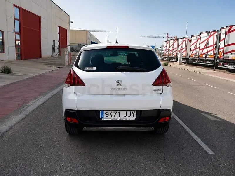 Usado Peugeot 3008 Access 130 CV (95 kW) 2015 Blanco Familiar