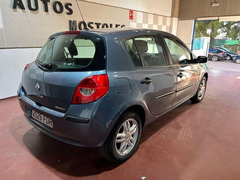 Usado Renault Clio II Dynamique 85 CV (62 kW) 2006 Gris Berlina