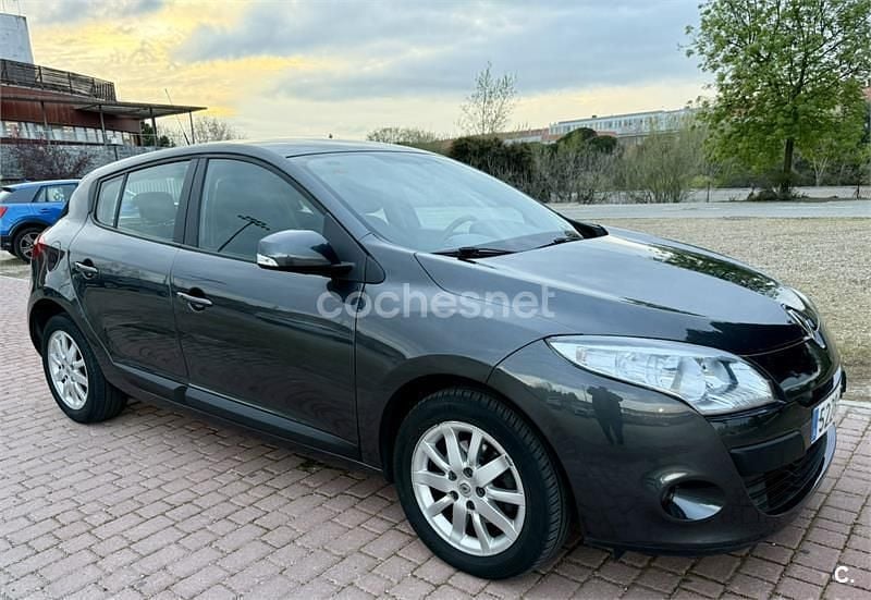 Usado Renault Mégane Authentique 100 CV (73 kW) 2011 Gris / plata Berlina